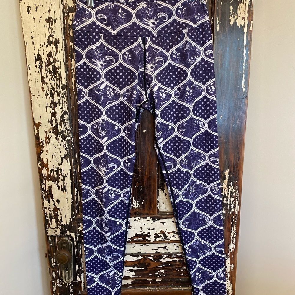 EUC  Military Hippie workout leggings.  Size L.